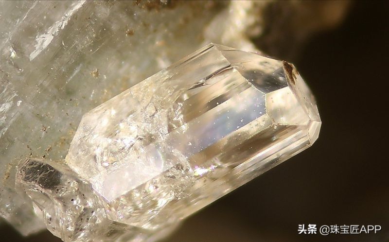 可怜的“背锅”侠？并不黄的“赛黄晶”，为啥忽然风靡珠宝圈？