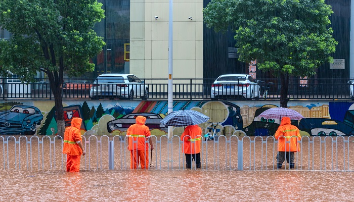 女人梦到下大暴雨（梦见下超级大的暴雨）